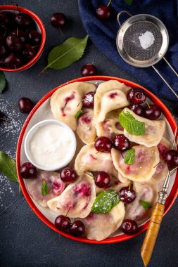 Geleneksel Batı Avrupa Kirazlı Hamur köfteleri, Ukraynalı Ukraynalı, Polonya vejetaryen Kirazlı Pierogi, Tatlı Meyveli Vareniki, ekşi kremalı ve şekerli ravioli