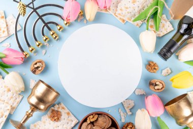Hamursuz Bayramı geçmişi. Geleneksel Yahudi ekmek matzası, kırmızı koşer şarabı, ceviz, bahar güzel çiçekleri. Yahudi Paskalya Pesah bahar tatili arka plan kopya alanı
