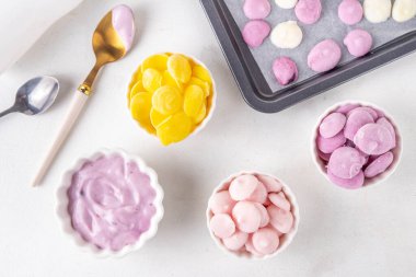 Donmuş yoğurt, karışık böğürtlen yoğurdu, çocuk dostu tatlı sağlıklı atıştırmalık, bebek maması, lezzetli dondurma lokmaları, kopyalama alanı.