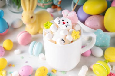 Paskalya bayramı sıcak çikolatası içinde komik tavşancıklar marşmelovlardan yaratılmış, tebrik kartı, çocuk partisi davetiyesi, Paskalya sıcak içecek menüsü.