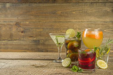 Yaz içecekleri, kokteyller ve kokteyller. Aperol spritz, Cube libre Gimlet martini, mojito, sangria. Ahşap arka planda çeşitli soğuk yaz barları ve parti içecekleri fotokopi alanı