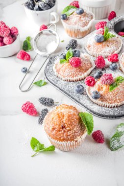 Beyaz mermer arka planda taze çilek ile ev yapımı vanilya kekler veya cupcakes