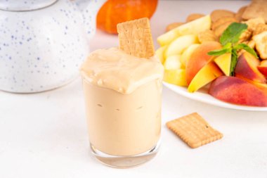 Balkabağı kabağı kabağı, balkabağı baharatlı mus, kurabiye, meyve, sonbahar için aperatif panosunda kraker, Şükran Günü partisi. Vanilyalı puding, tereyağı, baharatlı ev yapımı balkabağı püresi.