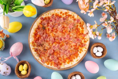 Paskalya yemeği arta kalan pizza fikri, lezzetli aperatif ya da geleneksel jambonlu jambon, yumurta, sebze ve peynirli brunch.