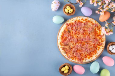 Paskalya yemeği arta kalan pizza fikri, lezzetli aperatif ya da geleneksel jambonlu jambon, yumurta, sebze ve peynirli brunch.
