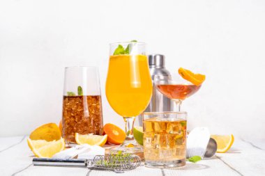 Modaya uygun çay seti yeşil, oolong, siyah, çay ve diğer çay karışımlarından esinlenilmiştir. Soda, şerbetli soğuk yaz içecekleri, limon, kireç ve nane, güneşli beyaz ahşap arka plan.
