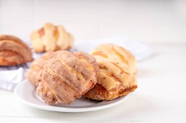 Geleneksel Meksika pastası, kurabiye ya da ekmek çöreği. Ev yapımı tatlılar, erkek eli resimli fırında, en üstte fotokopi alanı.