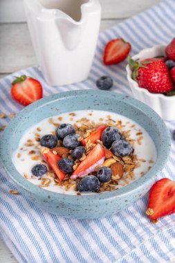 Ev yapımı tatlı kahvaltı, Granola ve böğürtlenli Yunan yoğurt kasesi