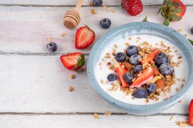Ev yapımı tatlı kahvaltı, Granola ve böğürtlenli Yunan yoğurt kasesi