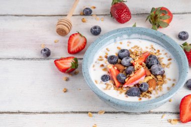 Ev yapımı tatlı kahvaltı, Granola ve böğürtlenli Yunan yoğurt kasesi