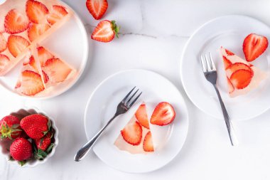 Japon yağmur damlası keki, ya da Mizu Shingen Mochi, berrak jöle tatlısı, kristal berrak su benzeri lezzetli, çilek dilimli tart, tabaklar üzerine porsiyonlu, beyaz mermer arka plan fotokopi alanı