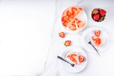 Japon yağmur damlası keki, ya da Mizu Shingen Mochi, berrak jöle tatlısı, kristal berrak su benzeri lezzetli, çilek dilimli tart, tabaklar üzerine porsiyonlu, beyaz mermer arka plan fotokopi alanı