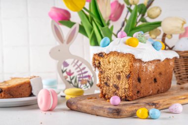 Paskalya pastası badem ezmesi desenli ve çikolatalı yumurta üstüne de bayram süslemeli masa, kopyalama alanı.