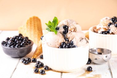 Köpüklü sütlü çay dondurması, Kuromitsu, siyah boba ya da tapyoka incileri ve şuruplu, porsiyonlu dondurma külahlı, beyaz ahşap masa fotokopi alanı ile tatlı Tayvan usulü sütlü çay.