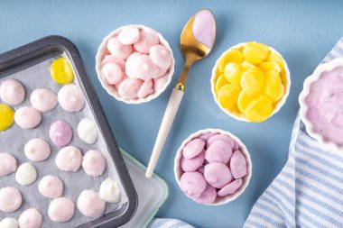 Donmuş yoğurt, karışık böğürtlen yoğurdu, çocuk dostu tatlı sağlıklı atıştırmalık, bebek maması, lezzetli dondurma lokmaları, kopyalama alanı.