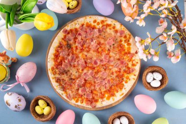 Paskalya yemeği arta kalan pizza fikri, lezzetli aperatif ya da geleneksel jambonlu jambon, yumurta, sebze ve peynirli brunch.