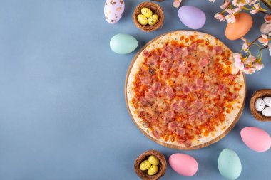 Paskalya yemeği arta kalan pizza fikri, lezzetli aperatif ya da geleneksel jambonlu jambon, yumurta, sebze ve peynirli brunch.