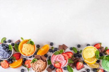 Donmuş yoğurt çeşitleri. Çikolatalı, vanilyalı, böğürtlenli, meyveli dondurma. İçinde yaban mersini, çikolata, çilek, portakal, limon, nane...