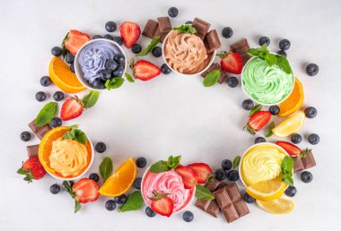 Donmuş yoğurt çeşitleri. Çikolatalı, vanilyalı, böğürtlenli, meyveli dondurma. İçinde yaban mersini, çikolata, çilek, portakal, limon, nane...