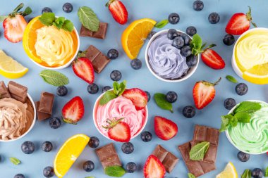 Donmuş yoğurt çeşitleri. Çikolatalı, vanilyalı, böğürtlenli, meyveli dondurma. İçinde yaban mersini, çikolata, çilek, portakal, limon, nane...