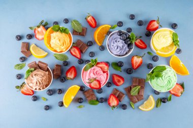 Donmuş yoğurt çeşitleri. Çikolatalı, vanilyalı, böğürtlenli, meyveli dondurma. İçinde yaban mersini, çikolata, çilek, portakal, limon, nane...