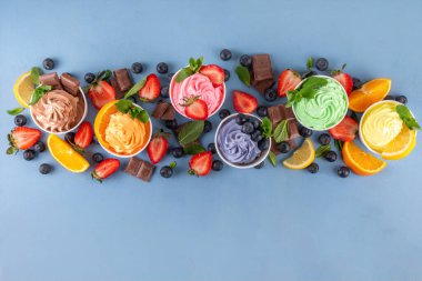 Donmuş yoğurt çeşitleri. Çikolatalı, vanilyalı, böğürtlenli, meyveli dondurma. İçinde yaban mersini, çikolata, çilek, portakal, limon, nane...