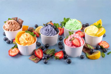Donmuş yoğurt çeşitleri. Çikolatalı, vanilyalı, böğürtlenli, meyveli dondurma. İçinde yaban mersini, çikolata, çilek, portakal, limon, nane...