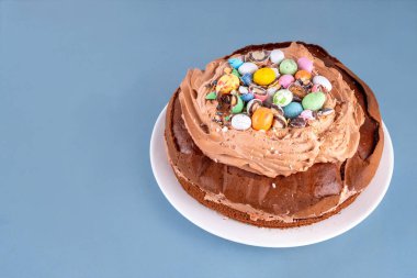 Paskalya Yumurtası Çikolatalı Pastası. Çikolatalı tatlı paskalya pastası, geleneksel tatil pişirme tarifi fikri, süslü masa fotokopisi alanı.