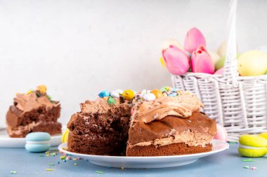 Paskalya Yumurtası Çikolatalı Pastası. Çikolatalı tatlı paskalya pastası, geleneksel tatil pişirme tarifi fikri, süslü masa fotokopisi alanı.