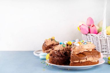 Paskalya Yumurtası Çikolatalı Pastası. Çikolatalı tatlı paskalya pastası, geleneksel tatil pişirme tarifi fikri, süslü masa fotokopisi alanı.