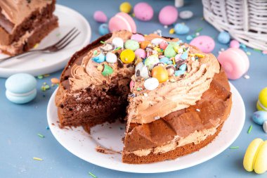 Paskalya Yumurtası Çikolatalı Pastası. Çikolatalı tatlı paskalya pastası, geleneksel tatil pişirme tarifi fikri, süslü masa fotokopisi alanı.