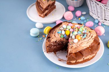 Paskalya Yumurtası Çikolatalı Pastası. Çikolatalı tatlı paskalya pastası, geleneksel tatil pişirme tarifi fikri, süslü masa fotokopisi alanı.