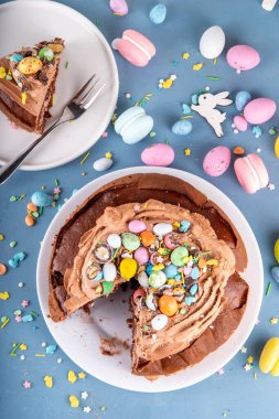 Paskalya Yumurtası Çikolatalı Pastası. Çikolatalı tatlı paskalya pastası, geleneksel tatil pişirme tarifi fikri, süslü masa fotokopisi alanı.