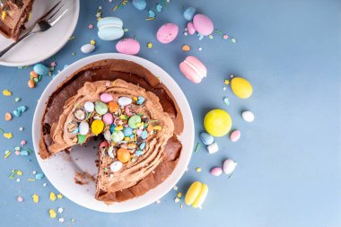 Paskalya Yumurtası Çikolatalı Pastası. Çikolatalı tatlı paskalya pastası, geleneksel tatil pişirme tarifi fikri, süslü masa fotokopisi alanı.