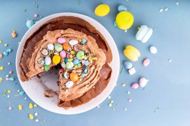 Paskalya Yumurtası Çikolatalı Pastası. Çikolatalı tatlı paskalya pastası, geleneksel tatil pişirme tarifi fikri, süslü masa fotokopisi alanı.