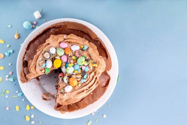 Paskalya Yumurtası Çikolatalı Pastası. Çikolatalı tatlı paskalya pastası, geleneksel tatil pişirme tarifi fikri, süslü masa fotokopisi alanı.