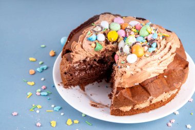 Paskalya Yumurtası Çikolatalı Pastası. Çikolatalı tatlı paskalya pastası, geleneksel tatil pişirme tarifi fikri, süslü masa fotokopisi alanı.