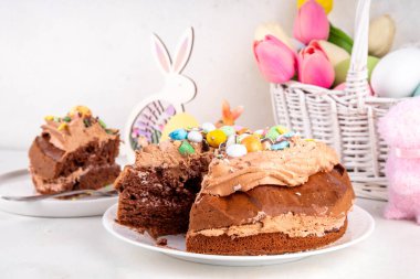 Paskalya Yumurtası Çikolatalı Pastası. Çikolatalı tatlı paskalya pastası, geleneksel tatil pişirme tarifi fikri, süslü masa fotokopisi alanı.