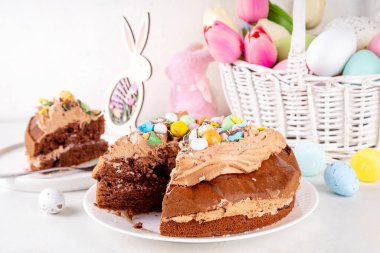 Paskalya Yumurtası Çikolatalı Pastası. Çikolatalı tatlı paskalya pastası, geleneksel tatil pişirme tarifi fikri, süslü masa fotokopisi alanı.