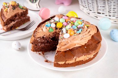 Paskalya Yumurtası Çikolatalı Pastası. Çikolatalı tatlı paskalya pastası, geleneksel tatil pişirme tarifi fikri, süslü masa fotokopisi alanı.