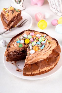 Paskalya Yumurtası Çikolatalı Pastası. Çikolatalı tatlı paskalya pastası, geleneksel tatil pişirme tarifi fikri, süslü masa fotokopisi alanı.