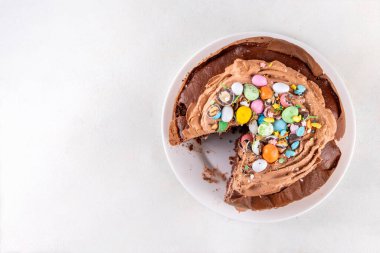 Paskalya Yumurtası Çikolatalı Pastası. Çikolatalı tatlı paskalya pastası, geleneksel tatil pişirme tarifi fikri, süslü masa fotokopisi alanı.