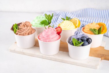 Donmuş yoğurt çeşitleri. Çikolatalı, vanilyalı, böğürtlenli, meyveli dondurma. İçinde yaban mersini, çikolata, çilek, portakal, limon, nane...