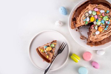 Paskalya Yumurtası Çikolatalı Pastası. Çikolatalı tatlı paskalya pastası, geleneksel tatil pişirme tarifi fikri, süslü masa fotokopisi alanı.