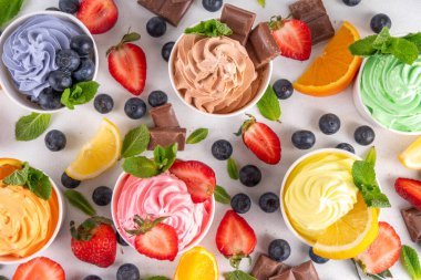 Donmuş yoğurt çeşitleri. Çikolatalı, vanilyalı, böğürtlenli, meyveli dondurma. İçinde yaban mersini, çikolata, çilek, portakal, limon, nane...