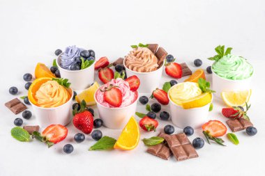 Donmuş yoğurt çeşitleri. Çikolatalı, vanilyalı, böğürtlenli, meyveli dondurma. İçinde yaban mersini, çikolata, çilek, portakal, limon, nane...