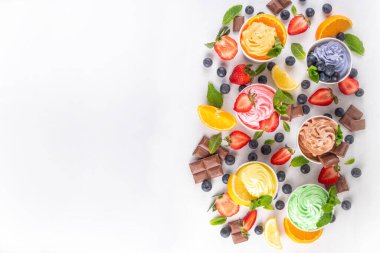 Donmuş yoğurt çeşitleri. Çikolatalı, vanilyalı, böğürtlenli, meyveli dondurma. İçinde yaban mersini, çikolata, çilek, portakal, limon, nane...