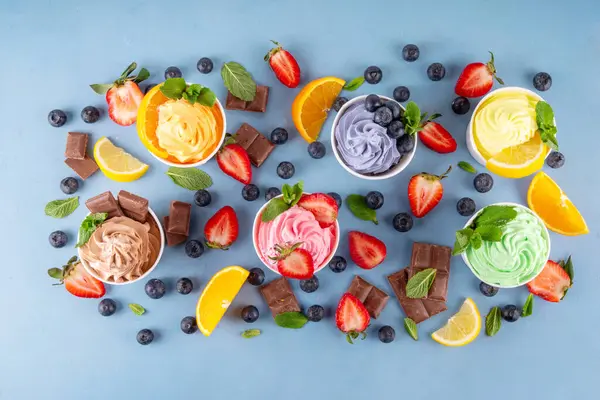 Donmuş yoğurt çeşitleri. Çikolatalı, vanilyalı, böğürtlenli, meyveli dondurma. İçinde yaban mersini, çikolata, çilek, portakal, limon, nane...