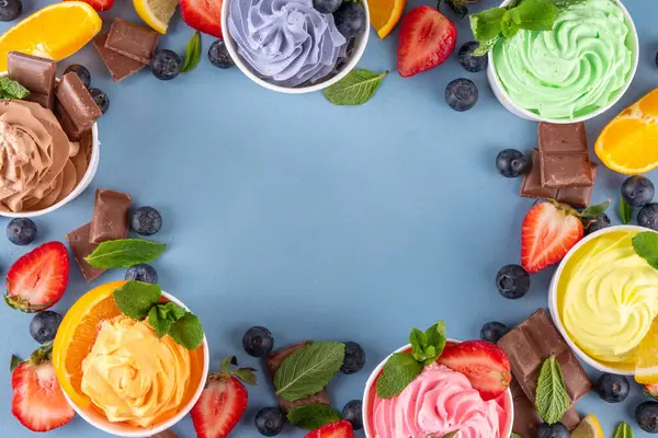 Donmuş yoğurt çeşitleri. Çikolatalı, vanilyalı, böğürtlenli, meyveli dondurma. İçinde yaban mersini, çikolata, çilek, portakal, limon, nane...