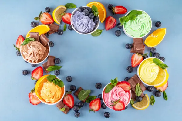 Donmuş yoğurt çeşitleri. Çikolatalı, vanilyalı, böğürtlenli, meyveli dondurma. İçinde yaban mersini, çikolata, çilek, portakal, limon, nane...